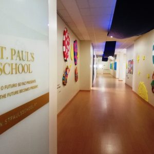 St. Paul`s School não permite o uso de telemóvel/smartphones