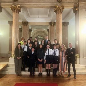 Alunos do St. Paul’s School assistem ao debate do Orçamento de Estado