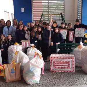 St. Paul’s School doa brinquedos ao Hospital Pediátrico